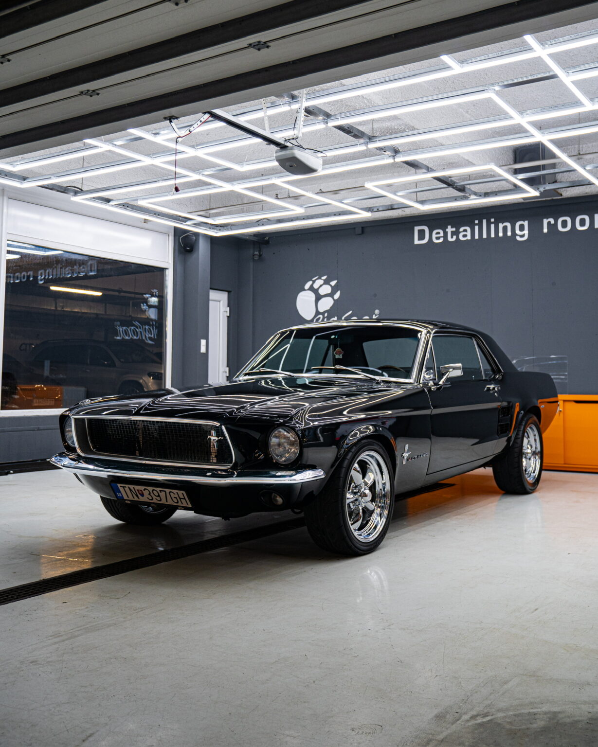 Ford Mustang v detailing room TNGARÁŽ